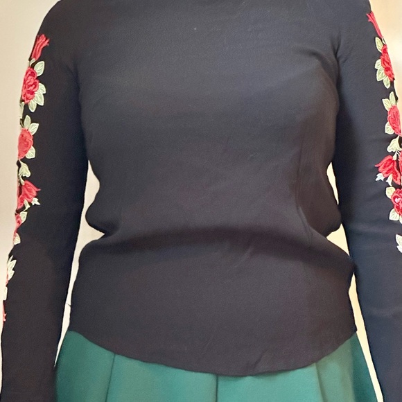 Roses Embroided Shirt 🌹🖤 - Picture 3 of 5